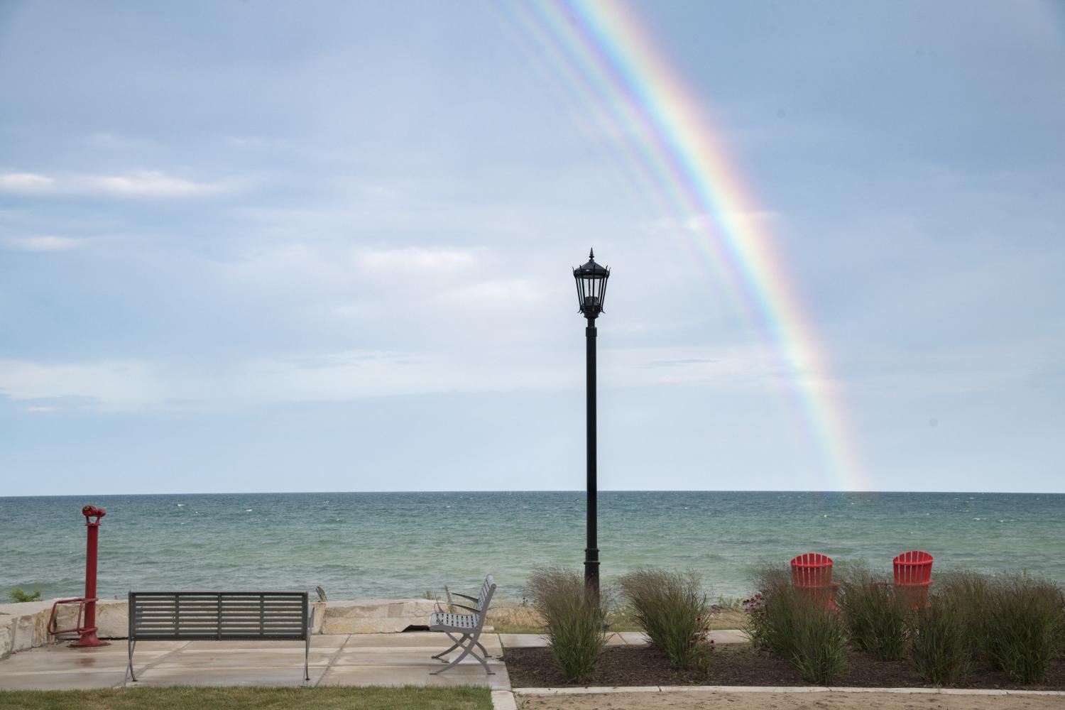 一道美丽的彩虹出现在密歇根湖上.